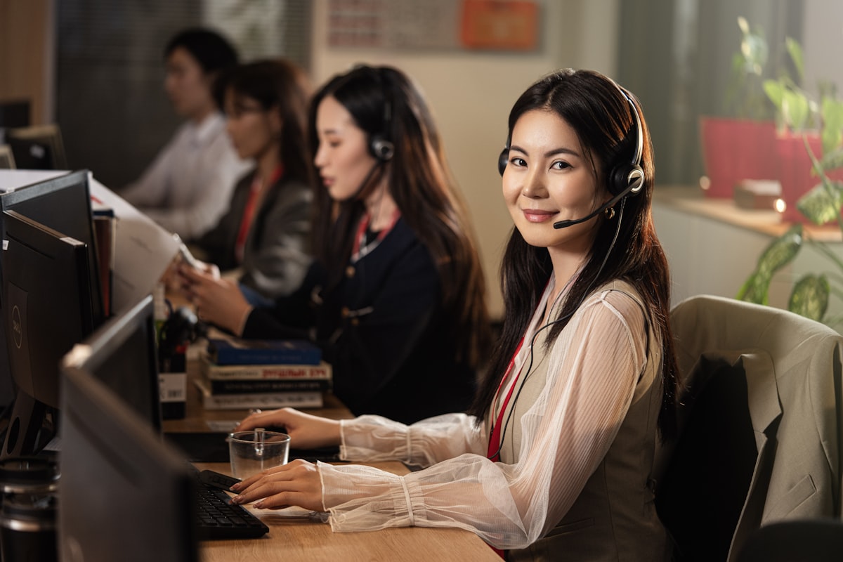 Lächelnde Call-Specialist mit Headset